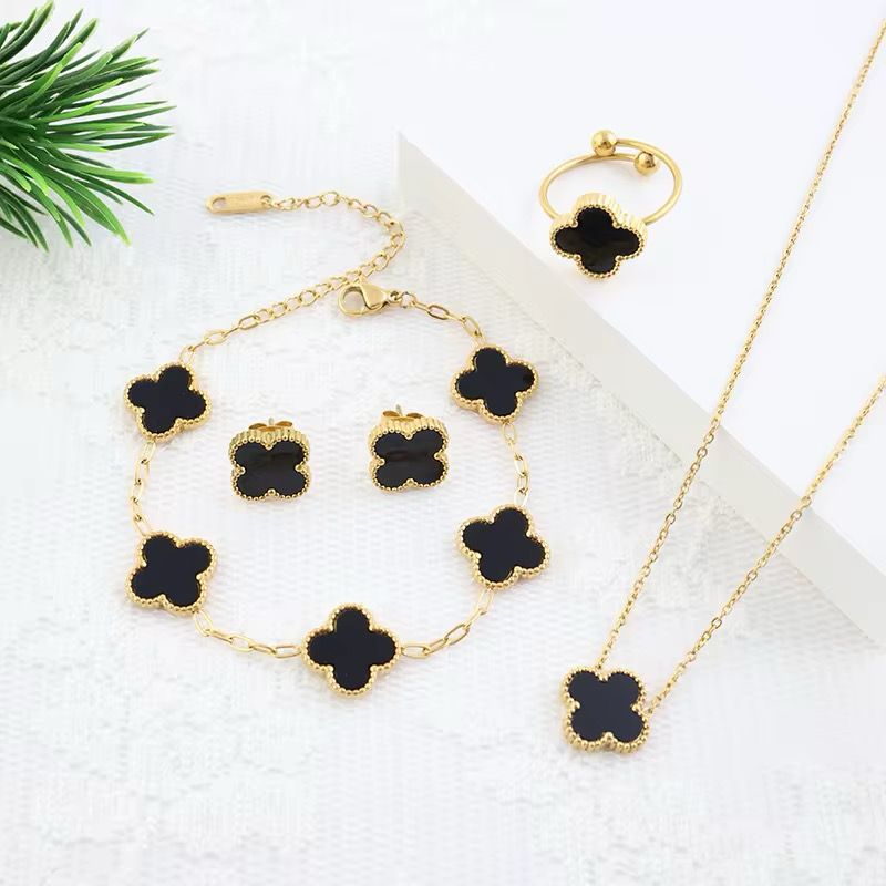 Black Clover Jewellery Set